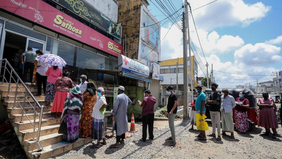 Lunghe code nella capitale dello Sri Lanka, Colombo, per comprare generi di prima necessità a prezzi calmierati a causa della crisi innescata dal Covid-19