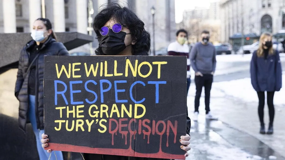 Una donna con un cartello di protesta durante una manifestazione BLM