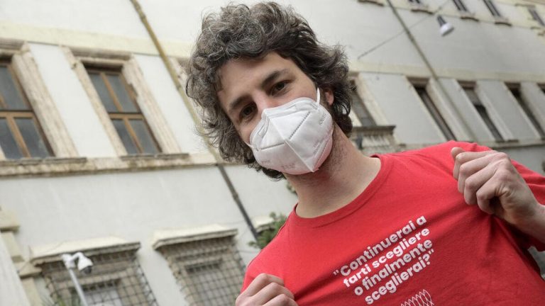 E se la smettessimo di parlare della sardina Mattia Santori?