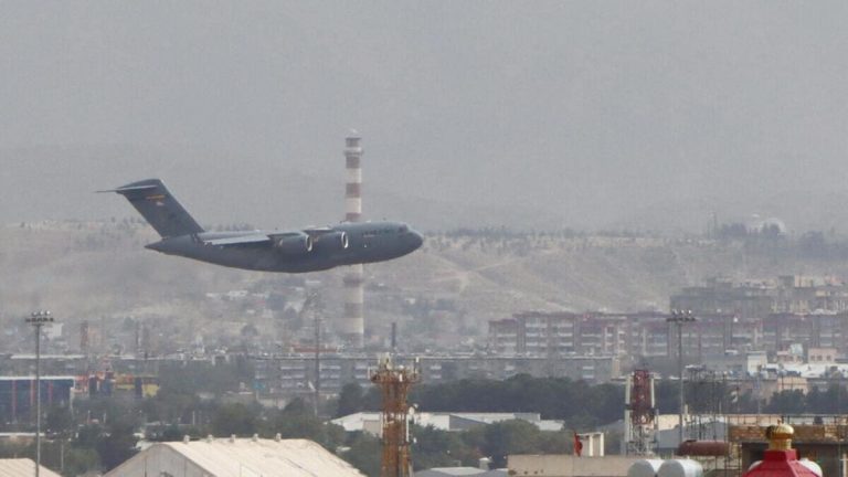 «Gli Usa mi hanno lasciato indietro in Afghanistan. I talebani vogliono uccidermi»