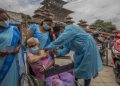 Vaccinazione anti Covid-19 somministrata a una anziana in Nepal
