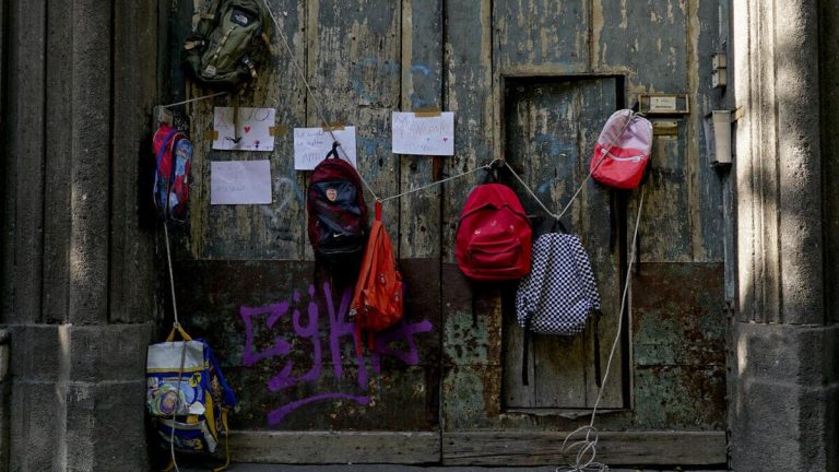 La nuova “normalità” squassata da tre ragazzini che si lanciano nel vuoto