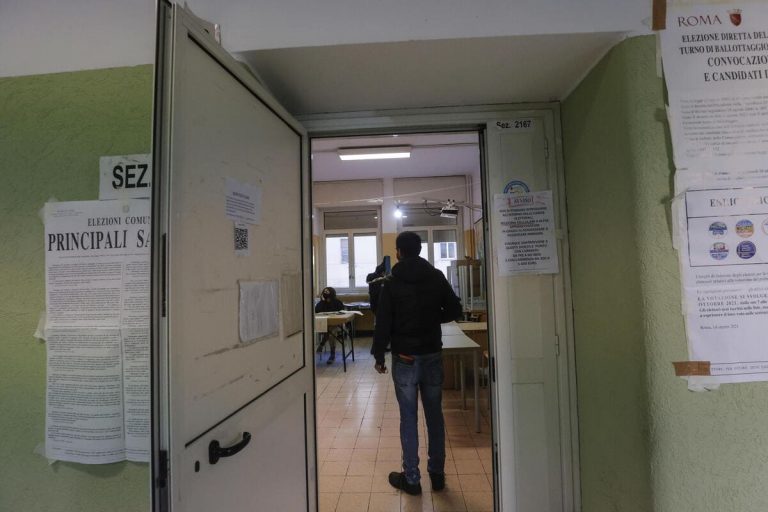 Non è solo disaffezione alla politica, è proprio estraneità