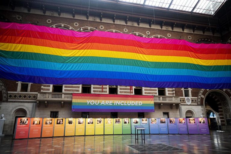 Il racket ideologico di Stonewall, la più grande lobby lgbt inglese