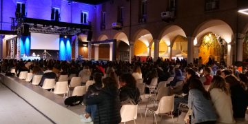 Alessandro Rivali davanti alla platea del Campus by Night 2021