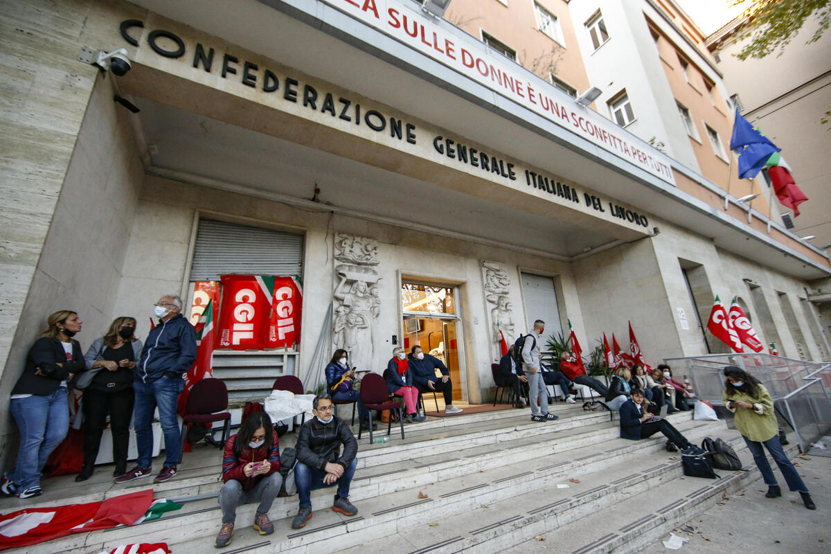 La sede della CGIL danneggiata durante le violenze che hanno accompagnato la manifestazione contro il green pass a Roma