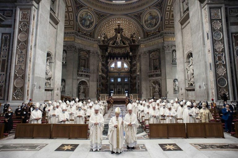 È di santità, non di management che ha bisogno la Chiesa