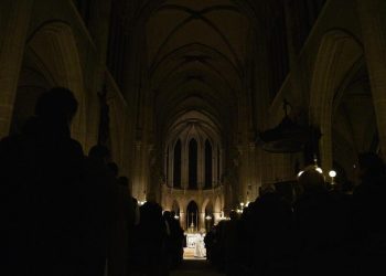 Messa di Natale in una chiesa di Parigi in Francia