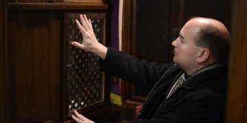 Sacerdote al confessionale in una chiesa cattolica in Ungheria