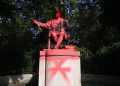 Una statua di Cristoforo Colombo vandalizzata a Londra in occasione dell'anniversario della scoperta dell'America (foto Ansa)