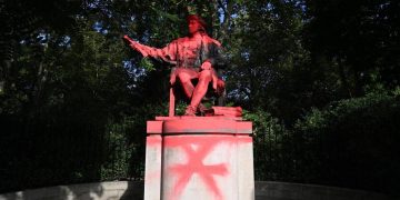 Una statua di Cristoforo Colombo vandalizzata a Londra in occasione dell'anniversario della scoperta dell'America (foto Ansa)