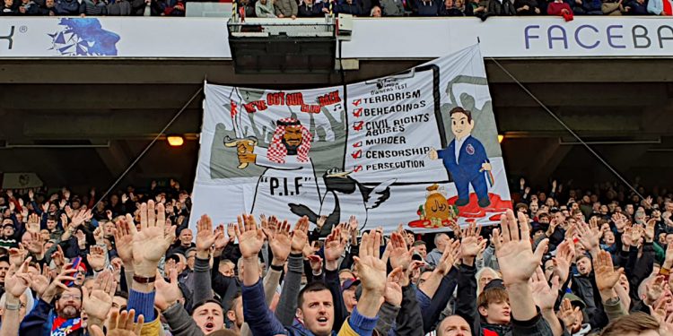 Lo striscione dei tifosi del Crystal Palace contro Newcastle e Arabia Saudita