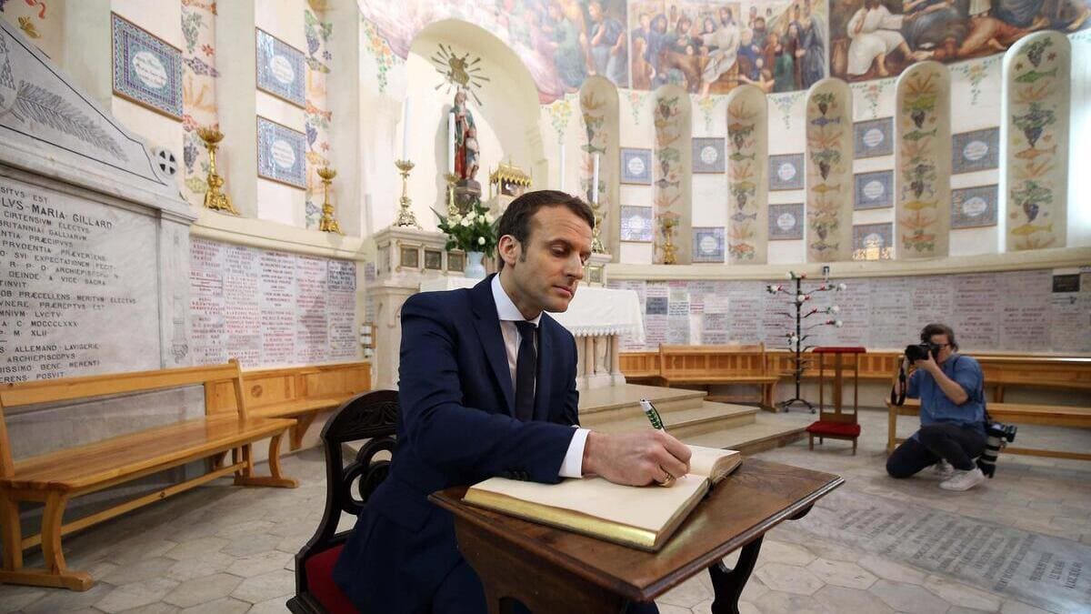 Il presidente francese Emmanuel Macron durante una visita ad Algeri del 2017