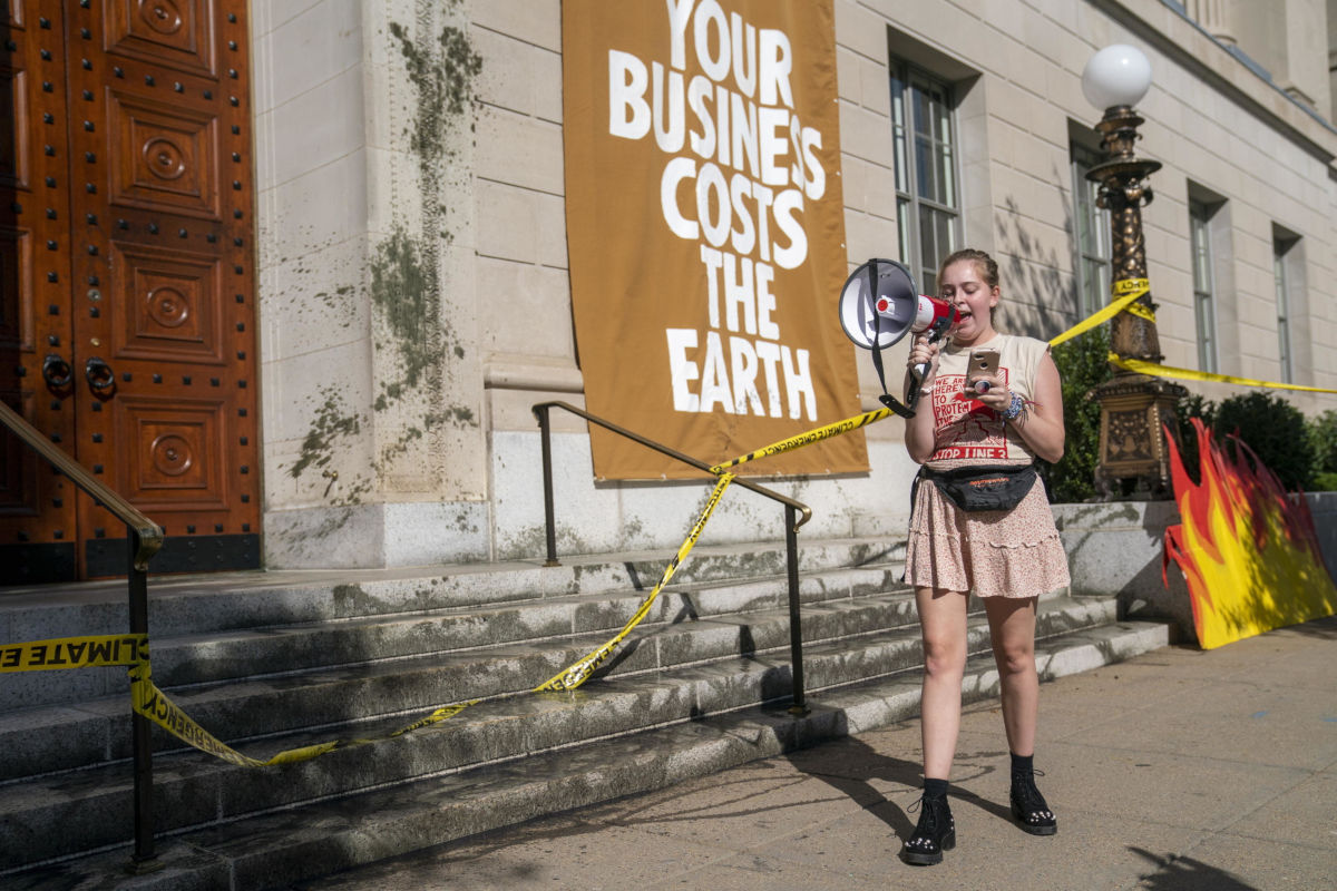 Protesta ambientalista alla Camera di commercio di Washington per i costi dei cambiamenti del clima