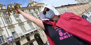 Manifestazione Non una di meno contro il femminicidio e la violenza sulle donne in piazza castello, Torino, 17 aprile 2021