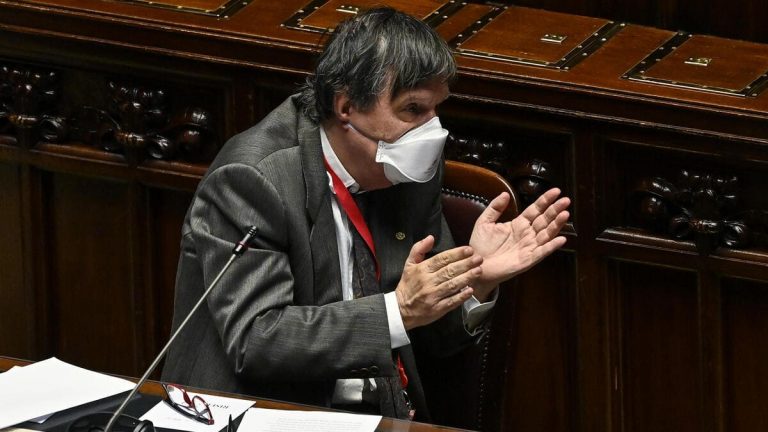Qualcuno salvi Parisi dalla trasformazione in guru tuttologo