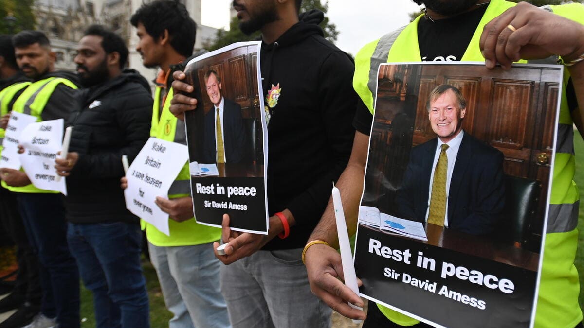 Manifestazione a Southend, Inghilterra, in memoria di sir David Amess, parlamentare ucciso