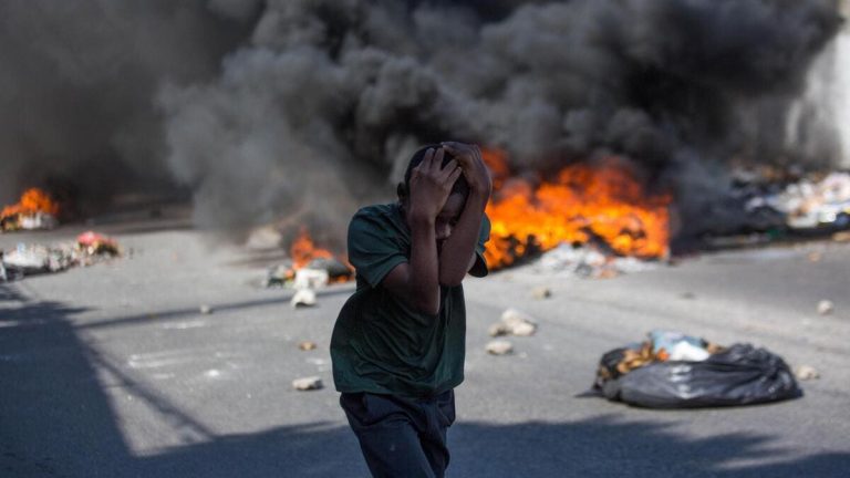 Ad Haiti non c’è pane, solo sangue sui muri, «i bambini scappano dai proiettili»