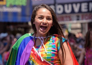 Jazz Jennings, l'adolescente transgender più famoso d'America, al Pride di New York del 2016 (foto Ansa)
