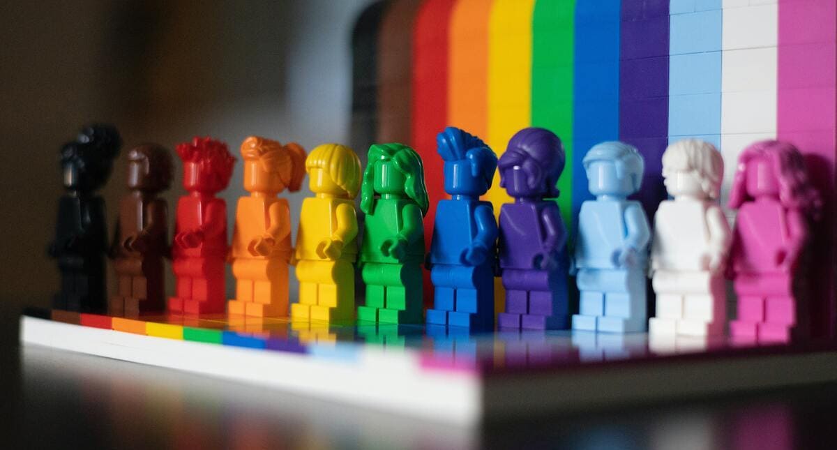 Il set Lego Lgbtqia distribuito a giugno in occasione del Pride