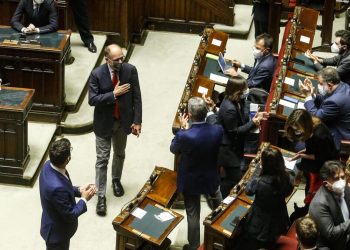 Il segretario del Pd, Enrico Letta, salutato dai deputati al suo rientro alla Camera dopo l'elezione (foto Ansa)