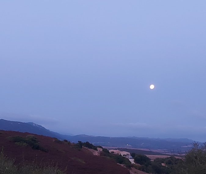 Tramonto della luna in Sardegna