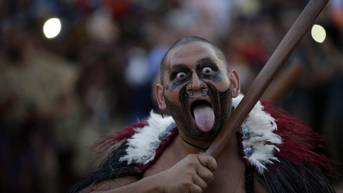 Un maori neozelandese durante la cerimonia del fuoco