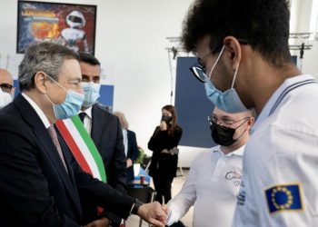 Mario Draghi incontra dei giovani