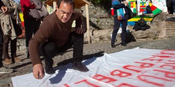 L'ex sindaco di Riace, Mimmo Lucano, durante la manifestazione contro la presenza di Matteo Salvini a Riace, 17 gennaio 2020