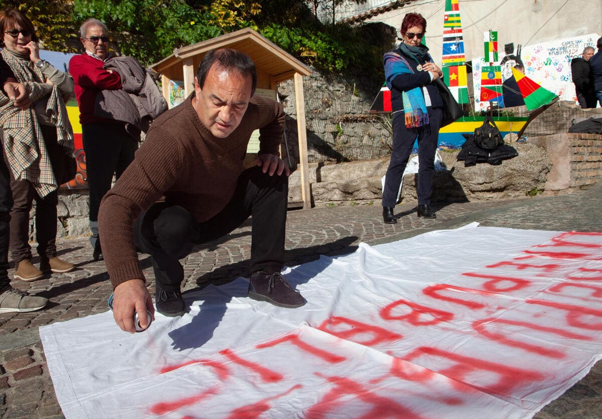 L'ex sindaco di Riace, Mimmo Lucano, durante la manifestazione contro la presenza di Matteo Salvini a Riace, 17 gennaio 2020