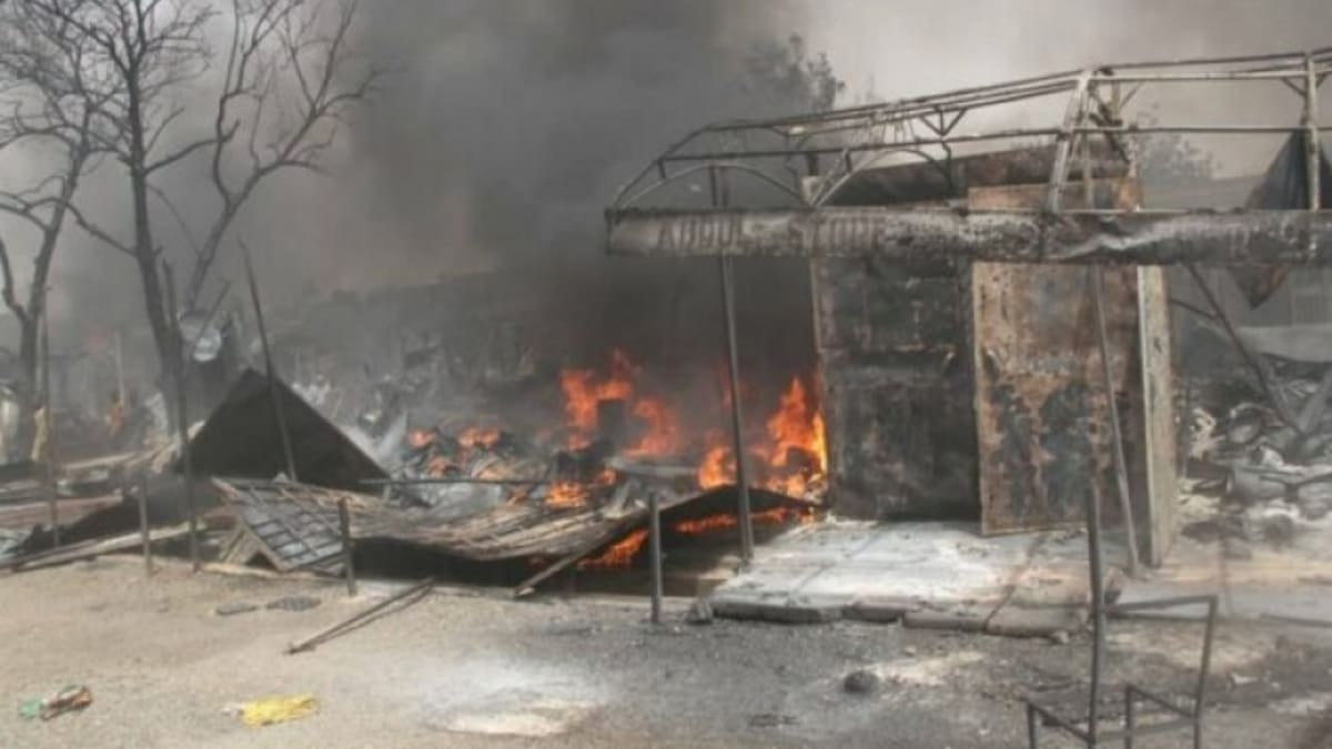 Case in fiamme dopo un attacco a un villaggio della Nigeria