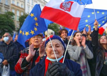 Manifestanti pro Ue a Varsavia domenica 10 ottobre
