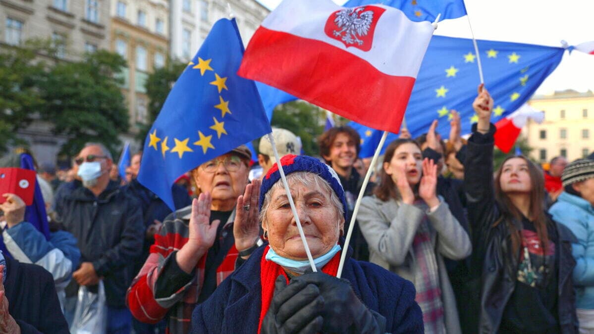 Manifestanti pro Ue a Varsavia domenica 10 ottobre 