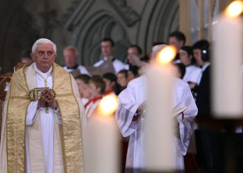 Papa Benedetto XVI durante la celebrazione Ecumenica dei Vespri nella Cattedrale di Ratisbona, nel settembre 2006 (foto Ansa)