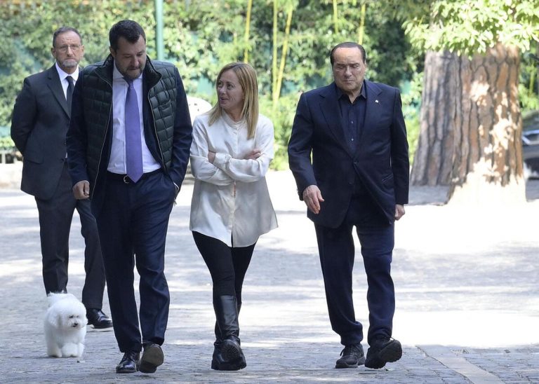 Il perimetro del centrodestra, il pasticcio del centrosinistra e le “genialate” di Renzi