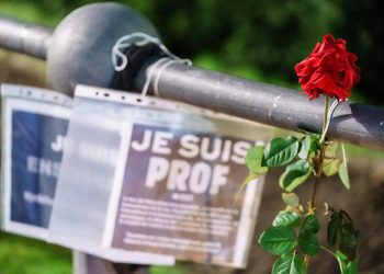 Fiori per Samuel Paty, il professore francese ucciso da un estremista islamico il 16 ottobre 2020