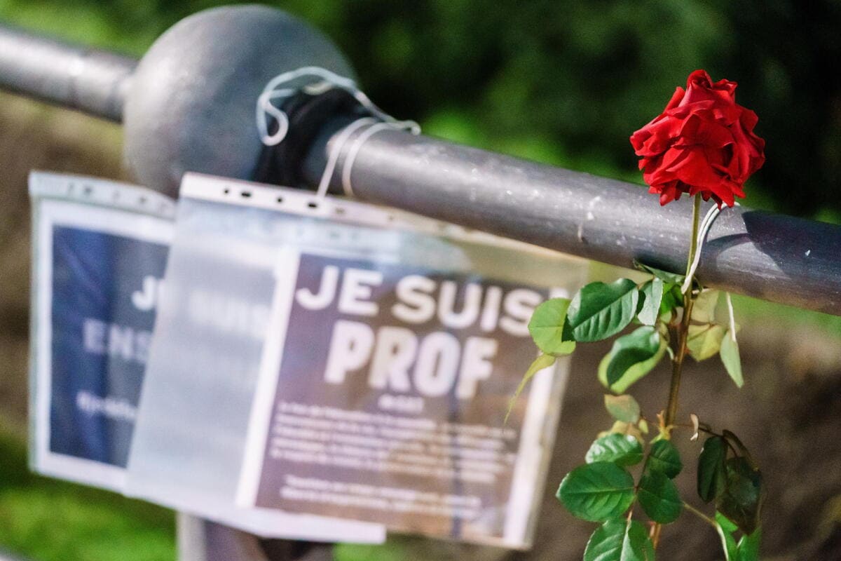 Fiori per Samuel Paty, il professore francese ucciso da un estremista islamico il 16 ottobre 2020