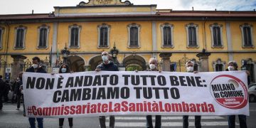Una manifestazione contro la Sanità lombarda davanti al Pio Albergo Trvulzio a Milano, lo scorso aprile (foto Ansa)