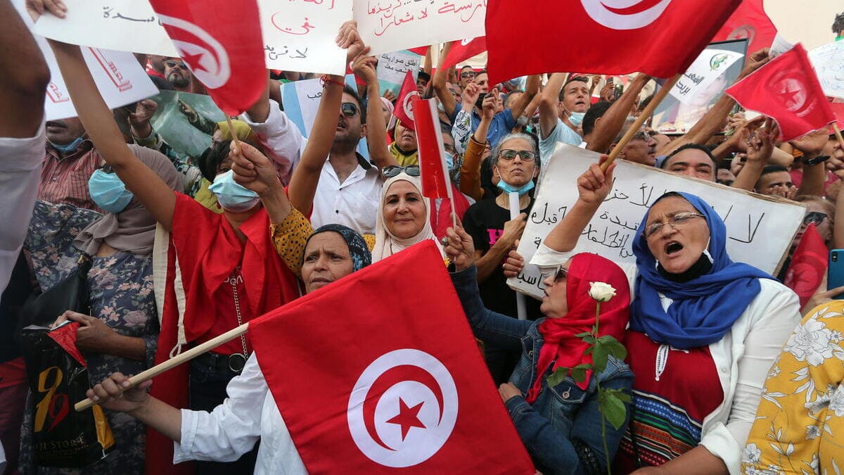 Manifestazione a favore del presidente Saied in Tunisia