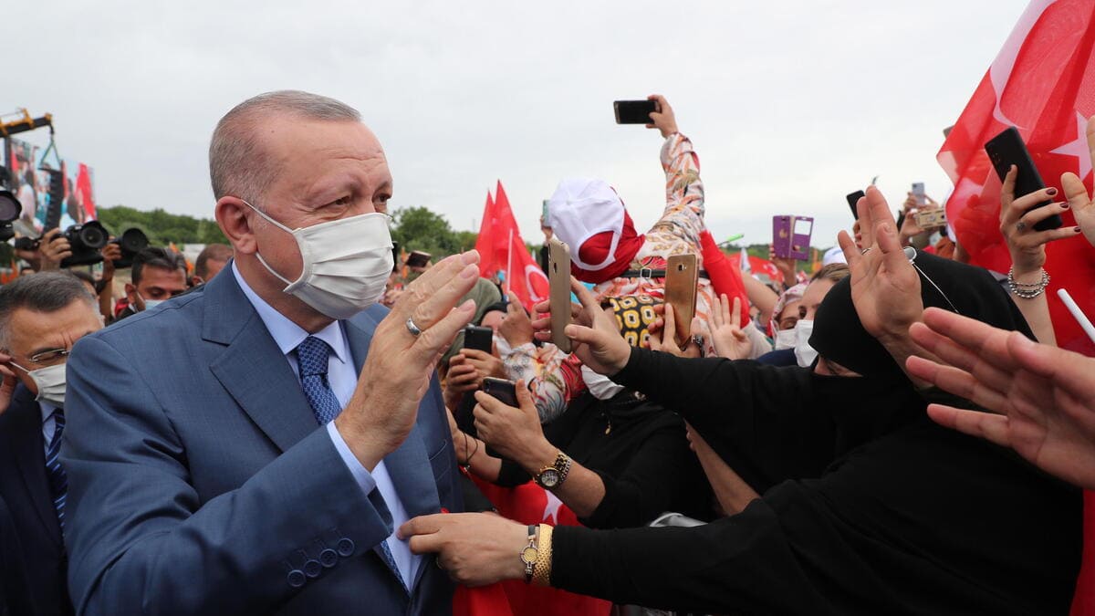 Recep Erdogan saluta la folla a Istanbul, in Turchia