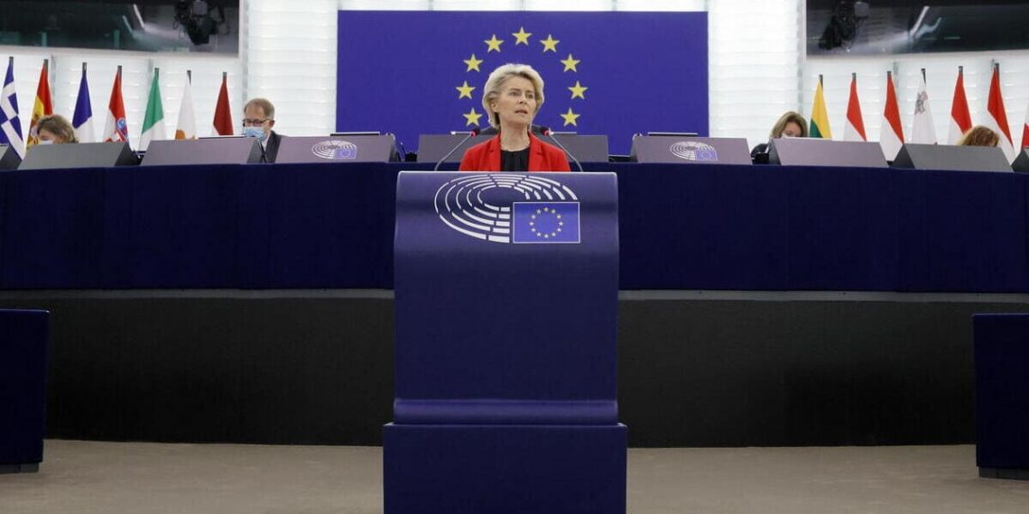 La presidente della Commissione Europea, Ursula von der Leyen, durante il suo discorso al Parlamento europeo sullo stato di diritto in Polonia, lo scorso 19 ottobre (foto Ansa)