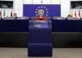 La presidente della Commissione Europea, Ursula von der Leyen, durante il suo discorso al Parlamento europeo sullo stato di diritto in Polonia, lo scorso 19 ottobre (foto Ansa)