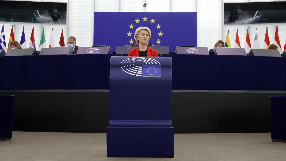 La presidente della Commissione Europea, Ursula von der Leyen, durante il suo discorso al Parlamento europeo sullo stato di diritto in Polonia, lo scorso 19 ottobre (foto Ansa)