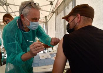 Vaccinazioni a Genova per i senza fissa dimora (foto Ansa)