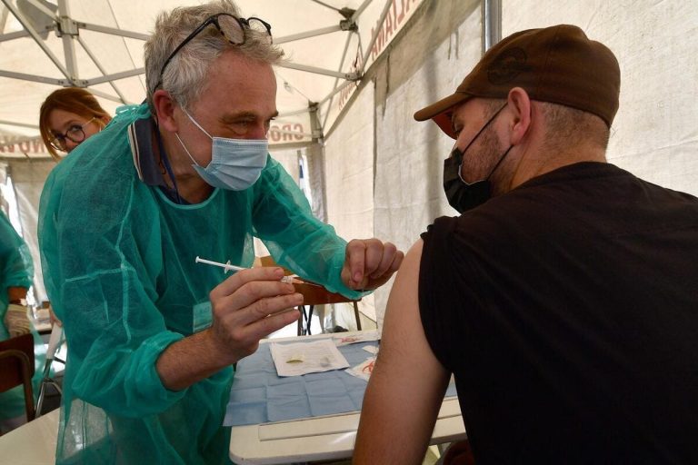 Per un cattolico «vaccinarsi è un atto morale buono». La lezione del cardinale Eijk