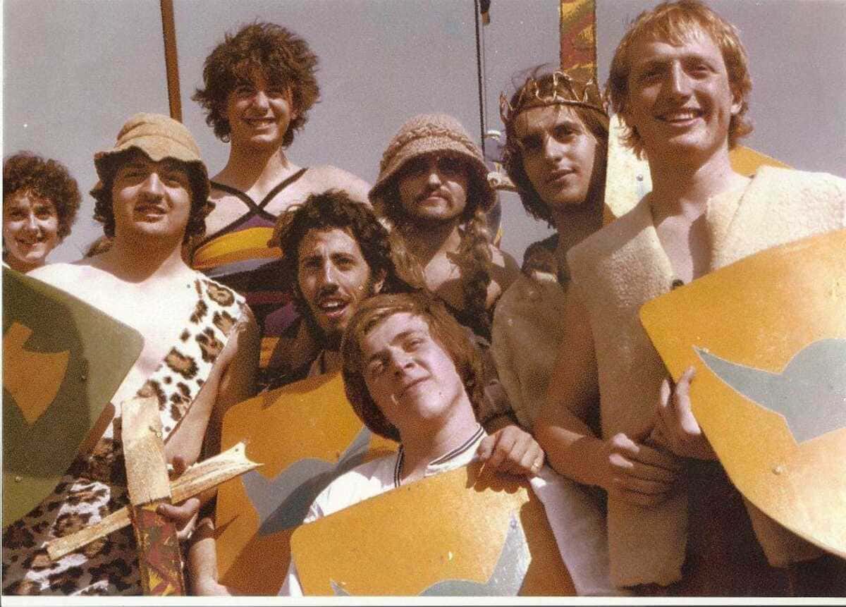 Un gruppo di giovani della parrocchia della Fontana tra cui Luigi Amicone (capelli folti e ricci) e Giorgio Cioni in basso