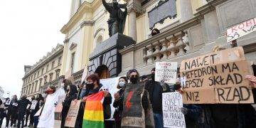 Protesta davanti a una chiesa in Polonia, a Varsavia, contro la legge sull'aborto e i cristiani