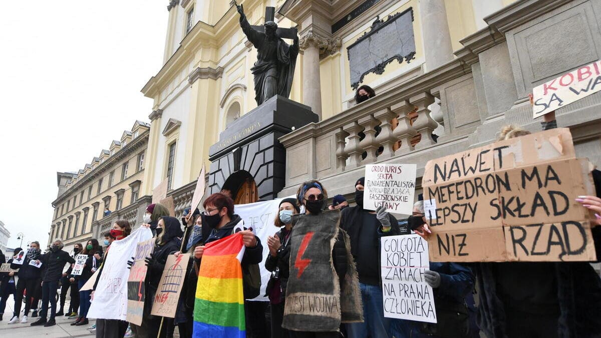 Protesta davanti a una chiesa in Polonia, a Varsavia, contro la legge sull'aborto e i cristiani