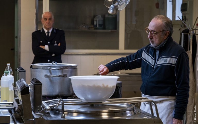 Viva “Ariaferma”, il film anti-resilienza che fa parlare le cose