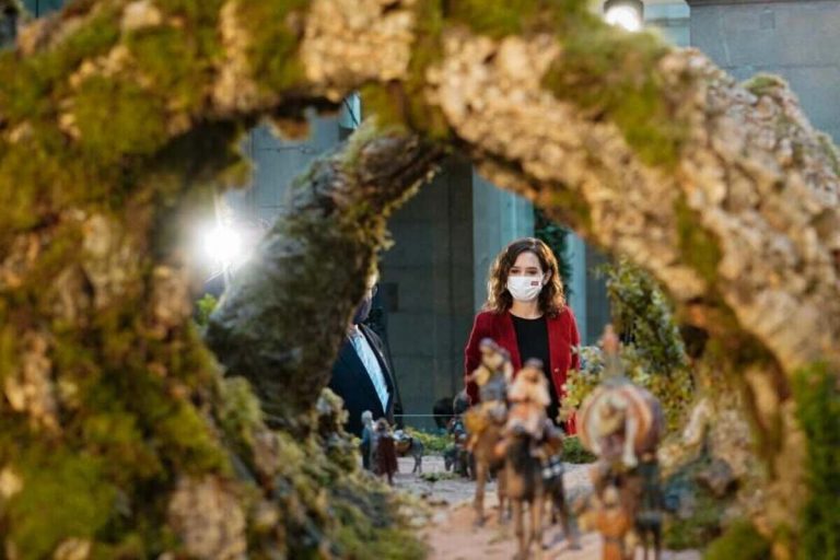 Invece di urlare che «l’Europa cancella il Natale», facciamo come Isabel Ayuso